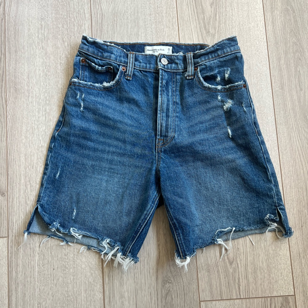 🦌 Abercrombie High Rise Denim shorts